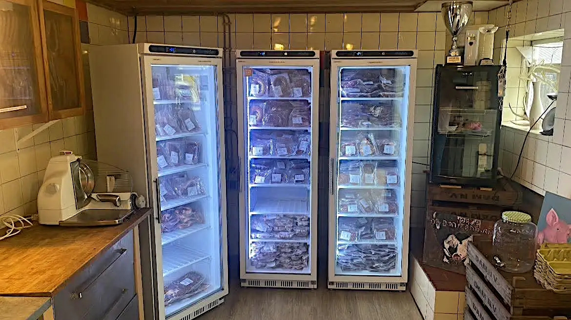 Drie vriezers met vlees in de winkel